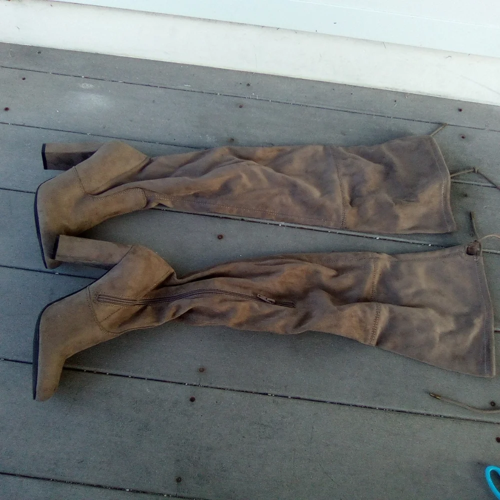 A NEW DAY BOOTS SIZE 8.5 HEELS 4